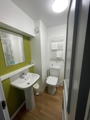 Bathroom, The Caledonian Hotel in Fort William Bathroom, The Caledonian Hotel in Fort William