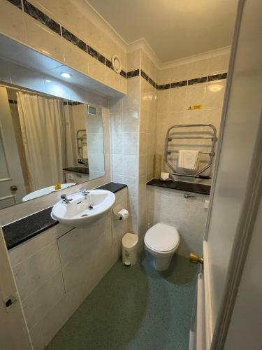 Bathroom, The Caledonian Hotel in Fort William Bathroom, The Caledonian Hotel in Fort William