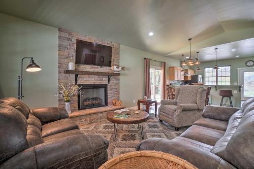 Modern Retreat with Deck Walk to White River! in 科特 (AR) Modern Retreat with Deck Walk to White River! in 科特 (AR)