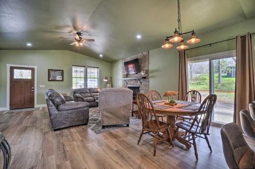 Modern Retreat with Deck Walk to White River! in 科特 (AR) Modern Retreat with Deck Walk to White River! in 科特 (AR)