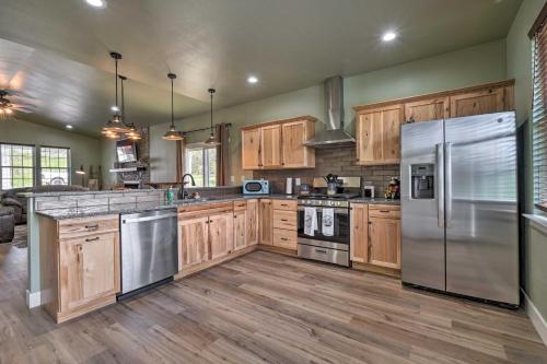 Modern Retreat with Deck Walk to White River! in 科特 (AR) Modern Retreat with Deck Walk to White River! in 科特 (AR)
