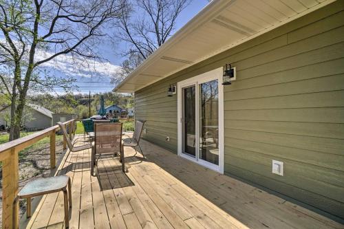 Modern Retreat with Deck Walk to White River! in 科特 (AR) Modern Retreat with Deck Walk to White River! in 科特 (AR)