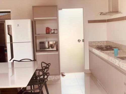 Kitchen, Casa com piscina e duas suites perto do Parque Lagoa Quente in St. Lagoa Quente Kitchen, Casa com piscina e duas suites perto do Parque Lagoa Quente in St. Lagoa Quente