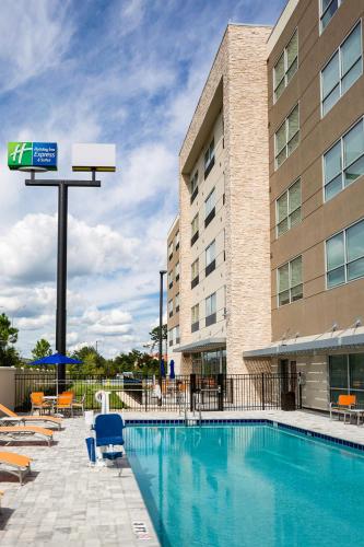 Swimming pool, Holiday Inn Express & Suites Sanford- Lake Mary in Sanford (FL) Swimming pool, Holiday Inn Express & Suites Sanford- Lake Mary in Sanford (FL)