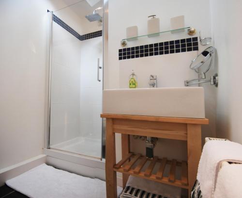 Bathroom, Hadrian's Barn in Ponteland South with Heddon Bathroom, Hadrian's Barn in Ponteland South with Heddon