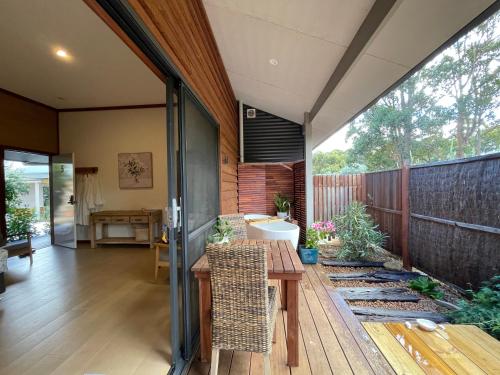 Grape Juice Retreat Rustic romantic gateway 5mins to beaches & town in Margaret River Grape Juice Retreat Rustic romantic gateway 5mins to beaches & town in Margaret River