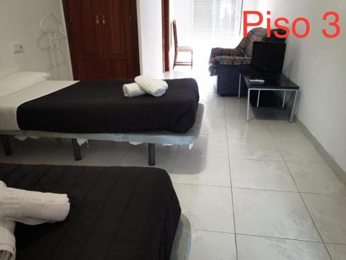 Gjesterom, Hostal Restaurante Llácer 1953 (Hostal Restaurante Llacer 1953) in Denia Gjesterom, Hostal Restaurante Llácer 1953 (Hostal Restaurante Llacer 1953) in Denia