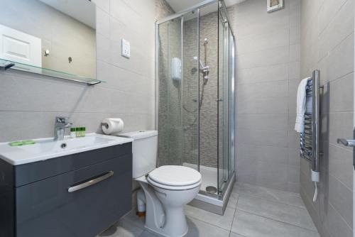 Bathroom, Earl's Court by CAPITAL in Earls Court Bathroom, Earl's Court by CAPITAL in Earls Court