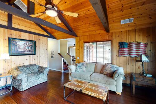 Calandri Lakeview House in Bass Lake (CA) Calandri Lakeview House in Bass Lake (CA)