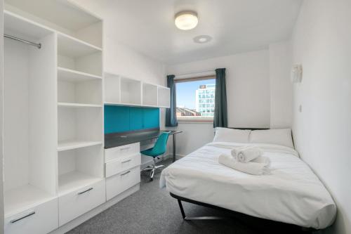 Bright double room next to the city centre! in Luton Airport Bright double room next to the city centre! in Luton Airport