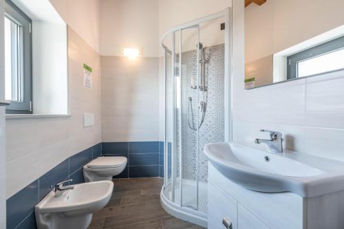 Bathroom, Ca Cia - Yellow Flat in Gardone Riviera Bathroom, Ca Cia - Yellow Flat in Gardone Riviera