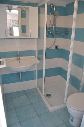Bathroom, Maridea - Spiaggia di Cala Feola in Ponza Island Bathroom, Maridea - Spiaggia di Cala Feola in Ponza Island