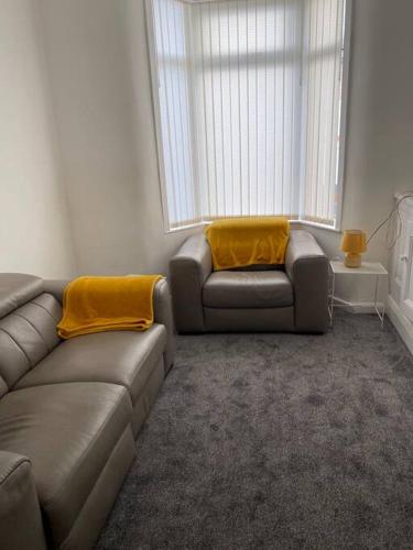 Modern 2 bed sleep 5 close to Anfield Stadium