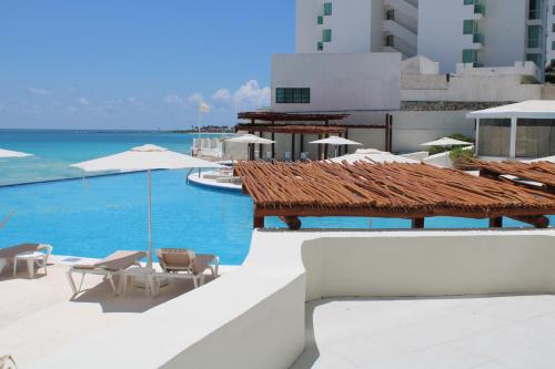 Swimming pool, Cyan Cancun Resort & Spa in Cancun Swimming pool, Cyan Cancun Resort & Spa in Cancun