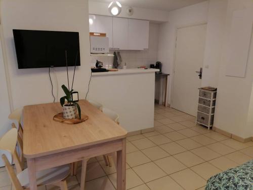 • Superbe appartement 2 a 4 personnes de 33m² en rez-de-chaussee • in Avenue de Fronton • Superbe appartement 2 a 4 personnes de 33m² en rez-de-chaussee • in Avenue de Fronton