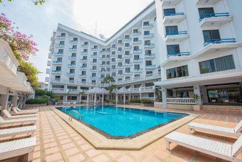 Swimming pool, Caesar Palace Hotel near Central Festival Pattaya Beach Swimming pool, Caesar Palace Hotel near Central Festival Pattaya Beach