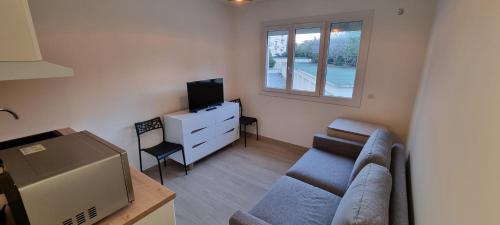 STUDETTE DERRIERE HOTEL MARTINEZ