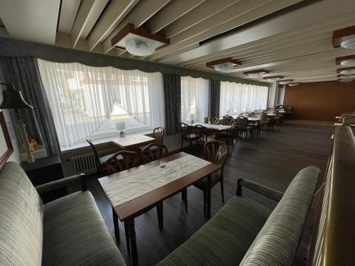 Banquet hall, Hotel Deutsches Haus in Cuxhaven Banquet hall, Hotel Deutsches Haus in Cuxhaven