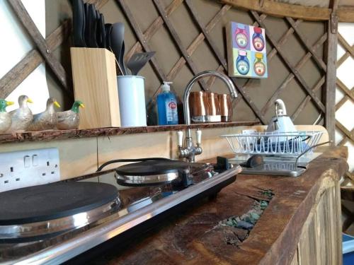 kök, Bembridge Harbour Yurt - Log Burner - WiFi in Brading kök, Bembridge Harbour Yurt - Log Burner - WiFi in Brading
