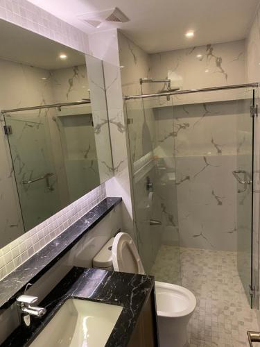 Bathroom, El Vistra Traveller's Inn in Calumpit Bathroom, El Vistra Traveller's Inn in Calumpit