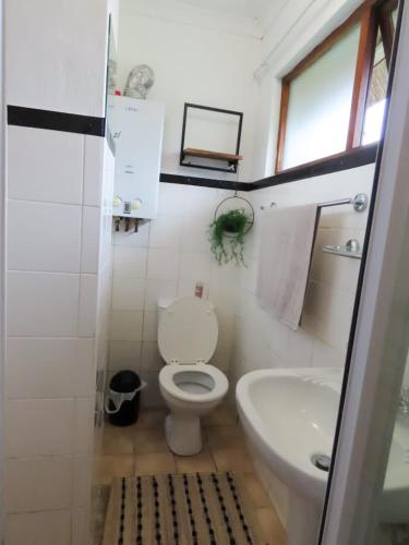 Bathroom, 1A @ Thatches in Kei Mouth Bathroom, 1A @ Thatches in Kei Mouth