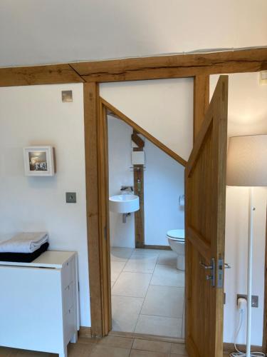 Koupelna, FLAGPOLE COTTAGE luxury smart family home, including private annex in Tandridge Koupelna, FLAGPOLE COTTAGE luxury smart family home, including private annex in Tandridge