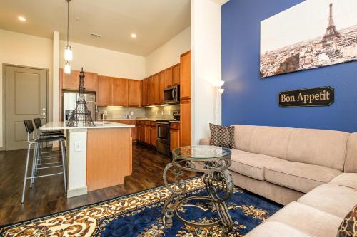 Kitchen, RENU at Downtown Houston in Houston (TX) Kitchen, RENU at Downtown Houston in Houston (TX)