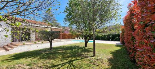 Сад, Studio indépendant à la Villa Garlaban 3 étoiles (Studio independant a la Villa Garlaban 3 etoiles) in Жеменос Сад, Studio indépendant à la Villa Garlaban 3 étoiles (Studio independant a la Villa Garlaban 3 etoiles) in Жеменос