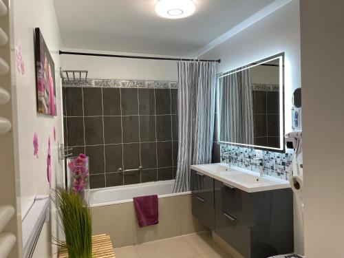 Bathroom, Residence Auguste Blanqui Superieur in Drancy Bathroom, Residence Auguste Blanqui Superieur in Drancy
