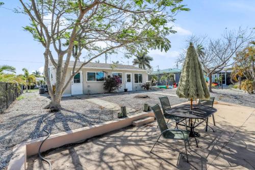Flamingo Bungalow in Bokeelia (FL) Flamingo Bungalow in Bokeelia (FL)