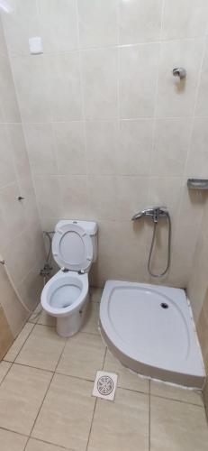 Bathroom, الرموز الصادقة للشقق المخدومة Alrumuz Alsaadiqh served apartments near Jeddah Water Front Park Bathroom, الرموز الصادقة للشقق المخدومة Alrumuz Alsaadiqh served apartments near Jeddah Water Front Park