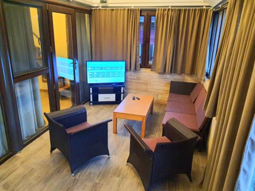 Palvelut, House & Yard Sesil XL 90m to beach in Shekvetili Palvelut, House & Yard Sesil XL 90m to beach in Shekvetili