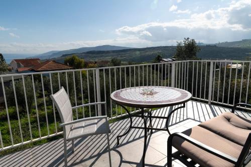 Balcony/terrace, חוויה של שקט- דירת3 חדרים עם נוף מול הכינרת in Livnim Balcony/terrace, חוויה של שקט- דירת3 חדרים עם נוף מול הכינרת in Livnim