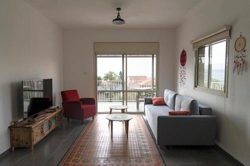 Guestroom, חוויה של שקט- דירת3 חדרים עם נוף מול הכינרת in Livnim Guestroom, חוויה של שקט- דירת3 חדרים עם נוף מול הכינרת in Livnim