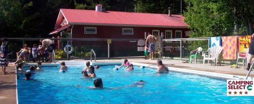 Úszómedence, New Glasgow Highlands Campground cabins in Rustico (PE) Úszómedence, New Glasgow Highlands Campground cabins in Rustico (PE)