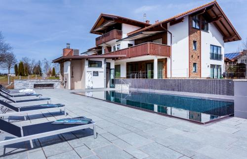 Piscina, FOR MOMENTS Apartments & Spa in Rosshaupten Piscina, FOR MOMENTS Apartments & Spa in Rosshaupten