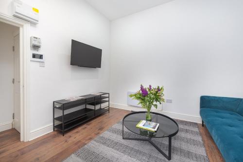 Guestroom, Earl's Court by CAPITAL in Earls Court Guestroom, Earl's Court by CAPITAL in Earls Court
