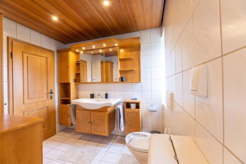 Bathroom, Ferienhaus mit 2 Wohnungen - ideal fur Familien & Gruppen in Burgkunstadt Bathroom, Ferienhaus mit 2 Wohnungen - ideal fur Familien & Gruppen in Burgkunstadt