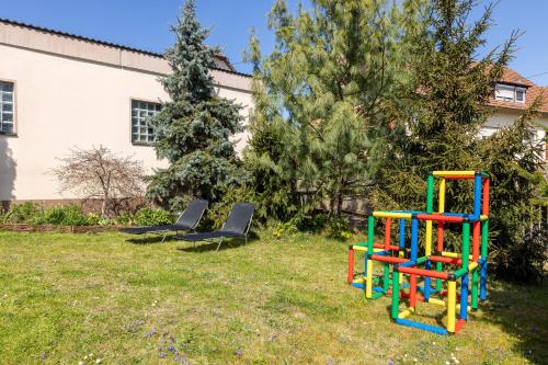 Garden, Ferienhaus mit 2 Wohnungen - ideal fur Familien & Gruppen in Burgkunstadt Garden, Ferienhaus mit 2 Wohnungen - ideal fur Familien & Gruppen in Burgkunstadt