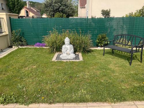 Garden, Chez Jojo & Cassi in Vert-Saint-Denis Garden, Chez Jojo & Cassi in Vert-Saint-Denis