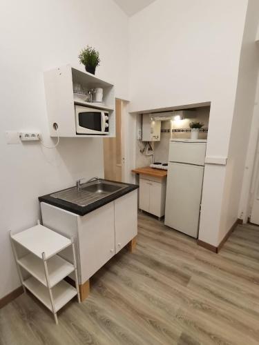 Kitchen, Happy Reception Private Room Hostel in Lisbon Kitchen, Happy Reception Private Room Hostel in Lisbon