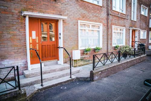 Bejárat, Aunt Mary's in Sailortown Bejárat, Aunt Mary's in Sailortown