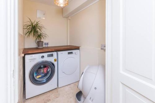 The Old Post Office - Spacious 4 Bed House! in Enstone The Old Post Office - Spacious 4 Bed House! in Enstone