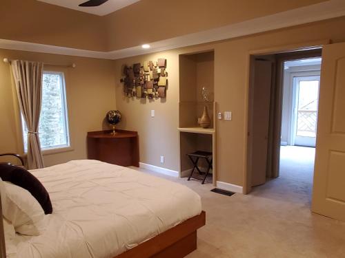 CREEKSIDE-ATLanta Terrace-Level Guest Suite in Northlake CREEKSIDE-ATLanta Terrace-Level Guest Suite in Northlake