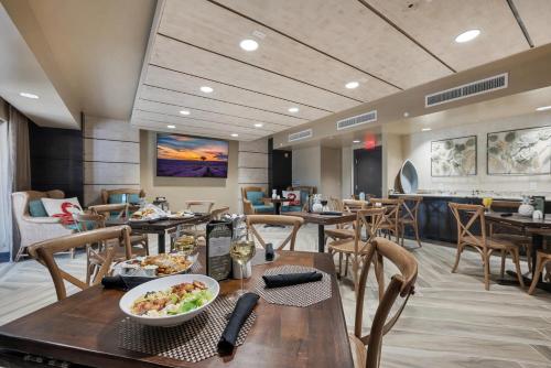 Εστιατόριο, Bayfront Inn 5th Avenue in Νάπολη(Φλόριντα) Εστιατόριο, Bayfront Inn 5th Avenue in Νάπολη(Φλόριντα)