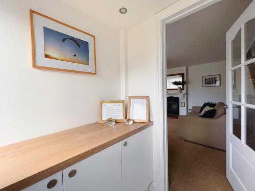Bright & Cosy - Jacuzzi - Log Burner - King Beds in Boxgrove Bright & Cosy - Jacuzzi - Log Burner - King Beds in Boxgrove