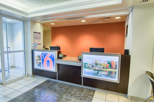 ล็อบบี้, Motel 6 Portsmouth, NH in พีส ล็อบบี้, Motel 6 Portsmouth, NH in พีส