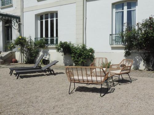 Garden, Manoir Le Parc near Paris & Disneyland in Villevaude (Ile-de-France) Garden, Manoir Le Parc near Paris & Disneyland in Villevaude (Ile-de-France)