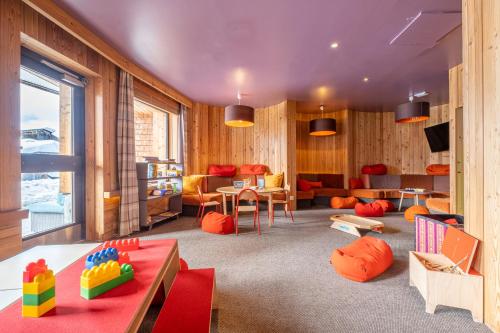 Shared lounge/TV area, Residence Pierre & Vacances Atria-Crozats in Avoriaz Shared lounge/TV area, Residence Pierre & Vacances Atria-Crozats in Avoriaz