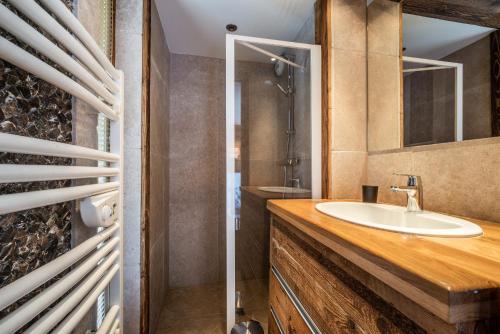 Bathroom, Apartment Moabi Le Praz Courchevel - by EMERALD STAY in Le Praz Bathroom, Apartment Moabi Le Praz Courchevel - by EMERALD STAY in Le Praz